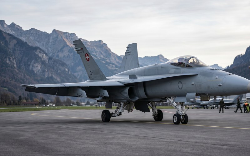 Tio.ch — La critica al bilancio militare svizzero · Caccia F/A-18 Hornet dell'Aeronautica Militare Svizzera su pista alpina